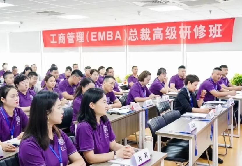 清華大學(xué)總裁班研修培訓(xùn)上課照片